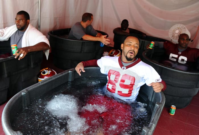 2010-Santana-Moss-ice-tub.jpg